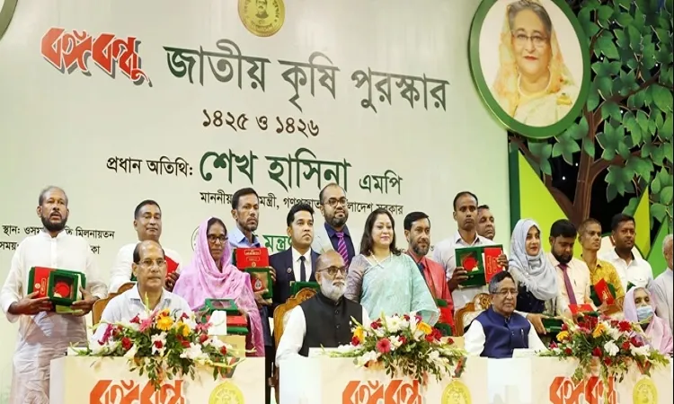 PM hands over Bangabandhu Jatiya Krishi Puroshkar-1425, 1426