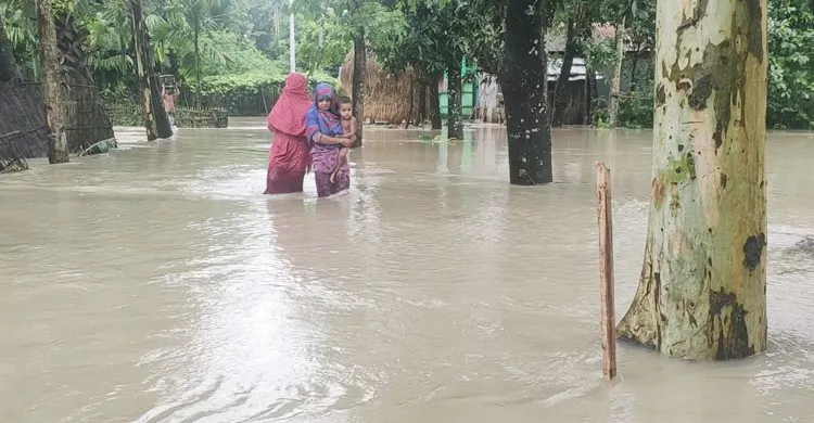 বন্যা :‘ঘরে চাল থাকলেও আগুন জ্বালানোর উপায় নাই’