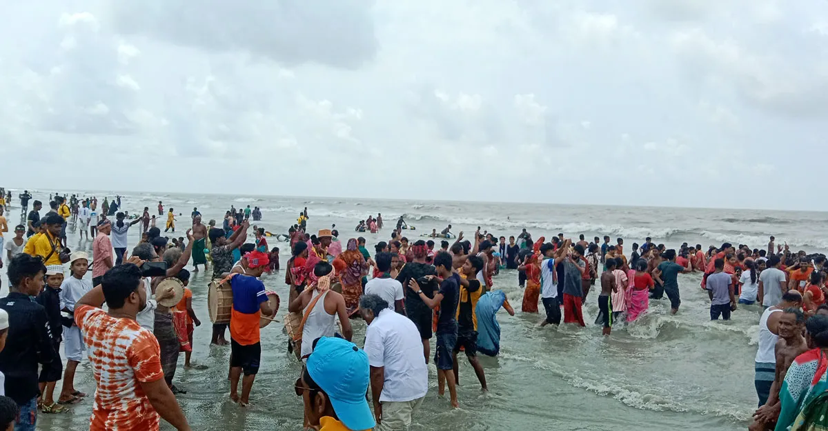 ঈদের ছুটিতে কুয়াকাটা সৈকতে উৎসবের আমেজ