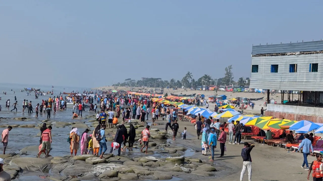 বিজয় দিবসের ছুটিতেও আশানুরূপ পর্যটক নেই কুয়াকাটায়