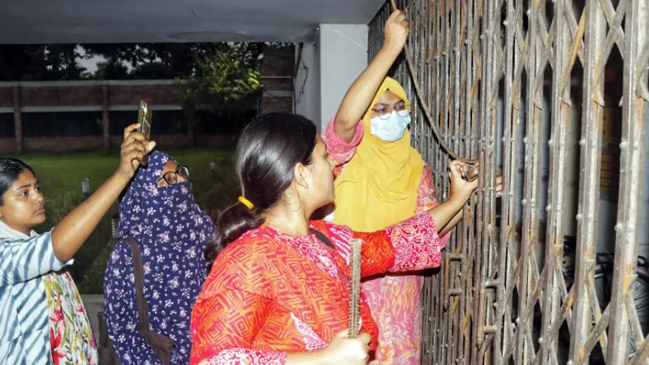 এবার কুয়েটে রোকেয়া হলের তালা ভেঙে ছাত্রীদের প্রবেশ
