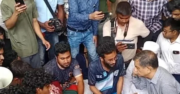 কুয়েটে অনশনরত শিক্ষার্থীদের কাছে শিক্ষা উপদেষ্টা