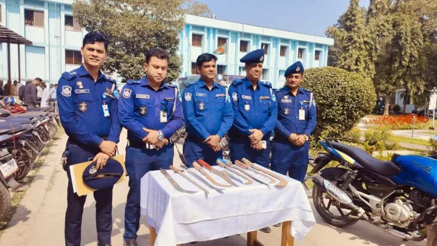 কুমিল্লায় দেশি অস্ত্রসহ ১৬ কিশোর অপরাধী গ্রেপ্তার