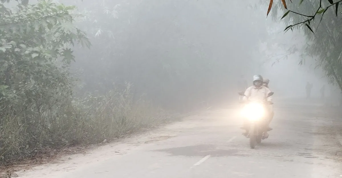 শীত বাড়ছে কুড়িগ্রামে, হেডলাইট জ্বালিয়ে চলছে গাড়ি