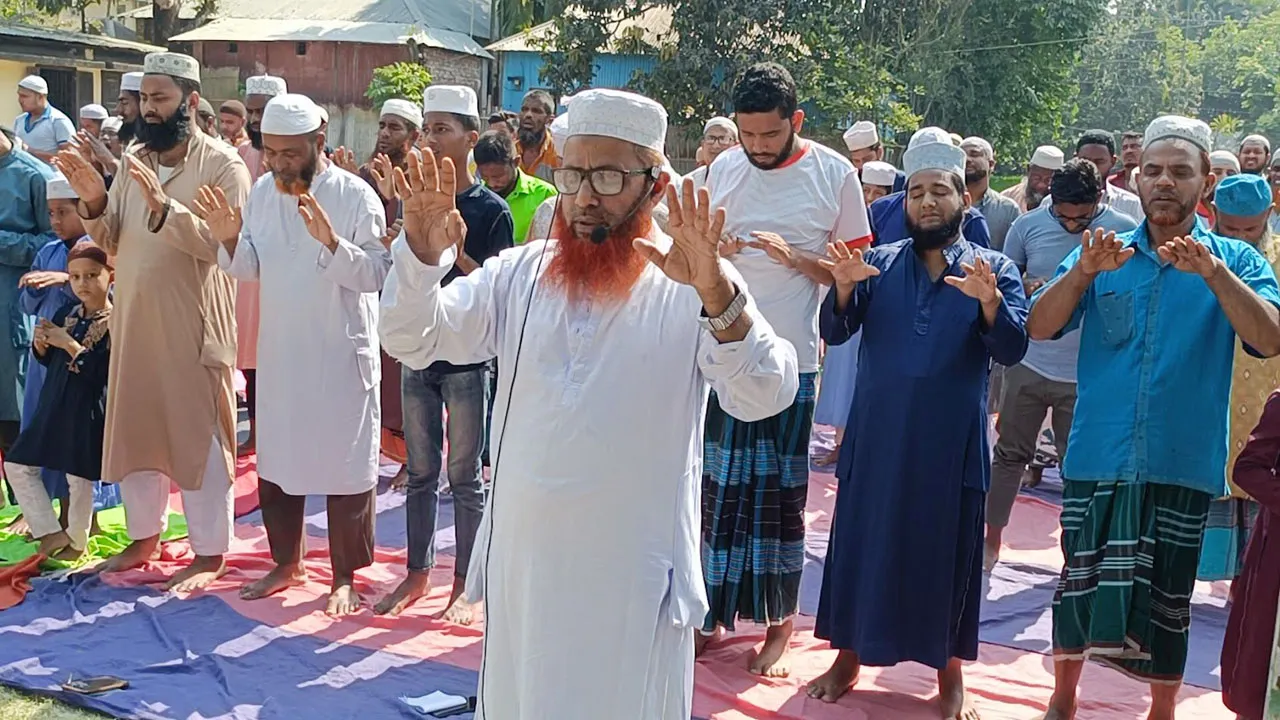 দাবদাহে পুড়ছে কুড়িগ্রাম, বৃষ্টির জন্য বিশেষ নামাজ আদায়