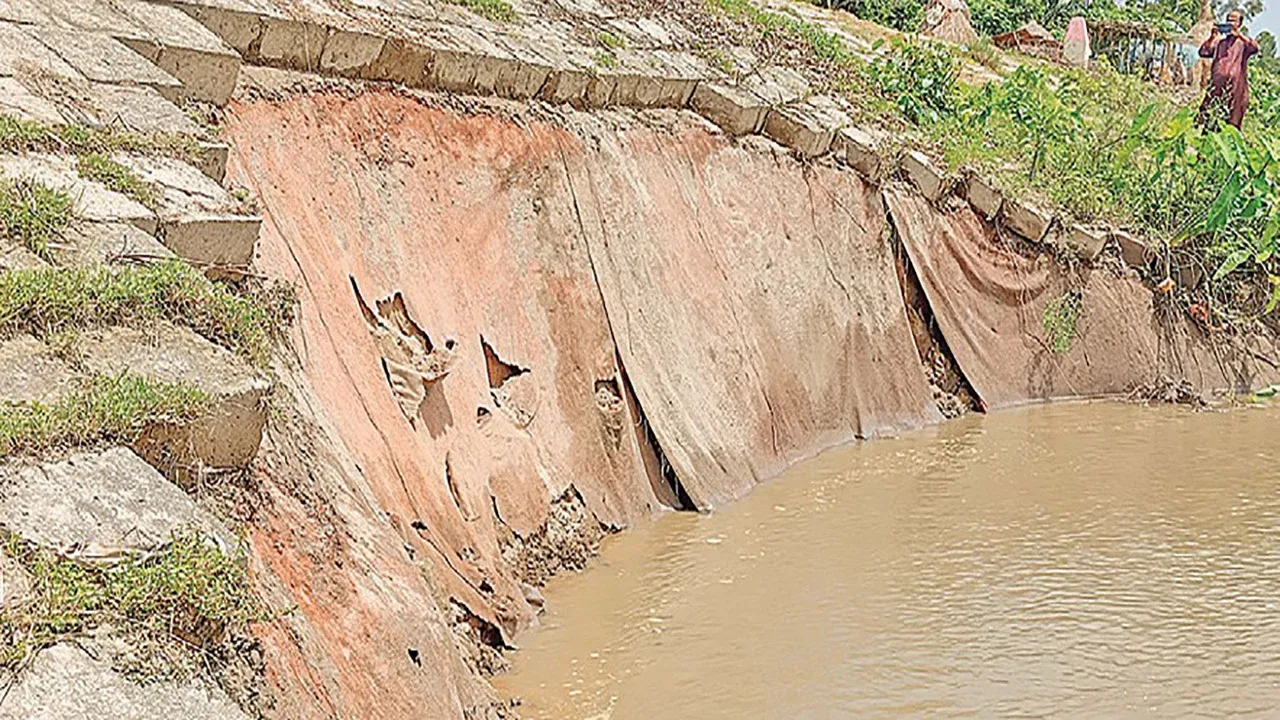 ব্রহ্মপুত্রের ডান তীররক্ষা বাঁধে ধস