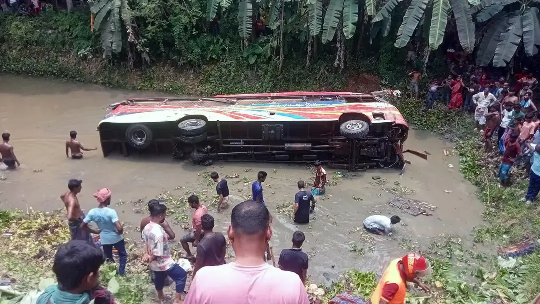 কুষ্টিয়ায় যাত্রীবাহী বাস ও ট্রাকের সংঘর্ষে নিহত ৩