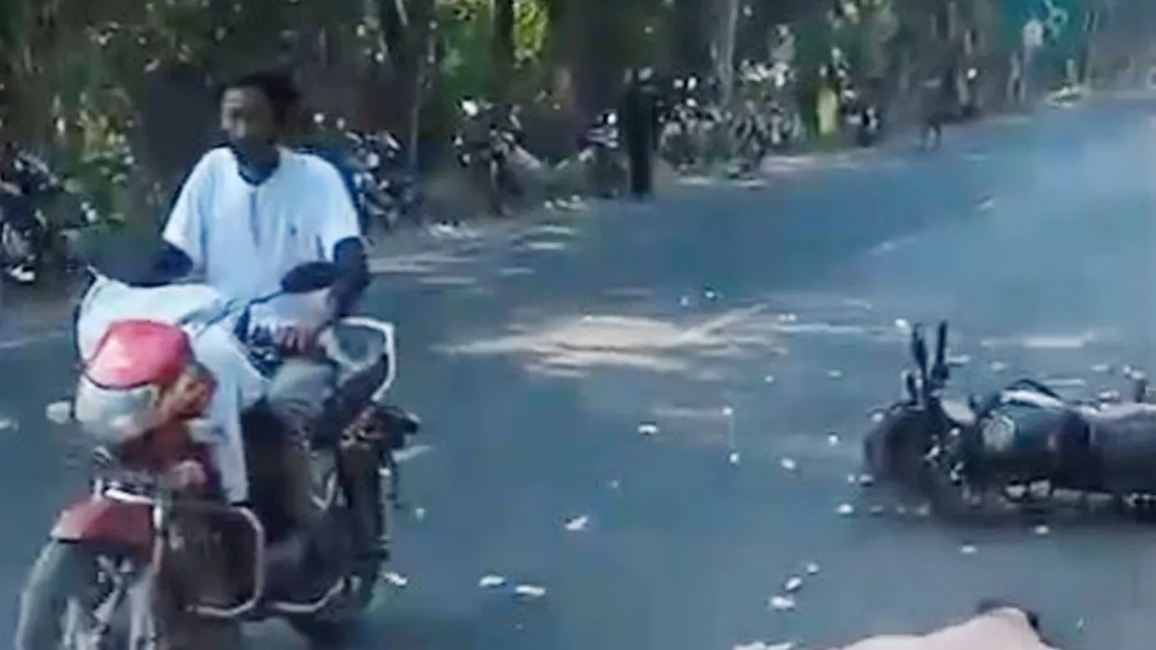 কুষ্টিয়ায় কার্ভাডভ্যানের চাপায় দুই পুলিশ নিহত