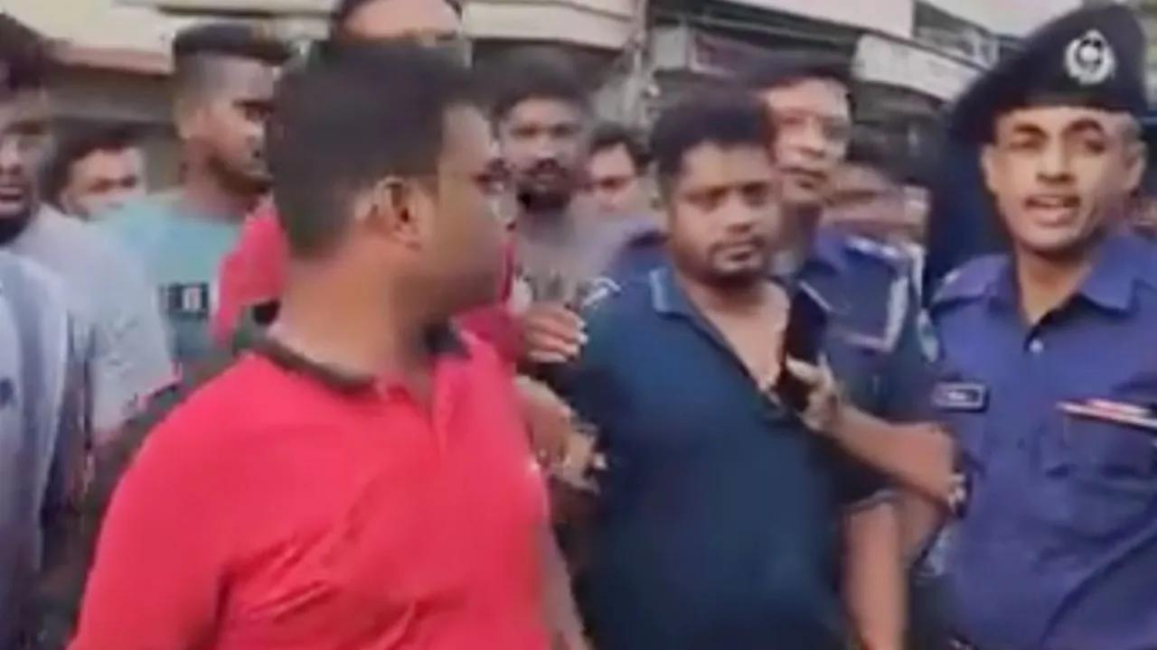 সাবেক ছাত্রলীগ নেতাকে মারধর করে পুলিশে দিল ছাত্র-জনতা