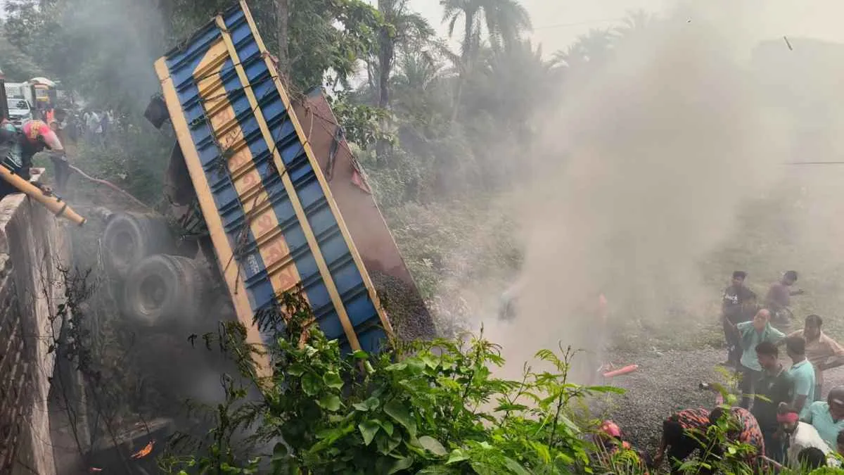 কুষ্টিয়ায় পাথরবোঝাই ট্রাক উল্টে ড্রাইভার ও সহকারী নিহত
