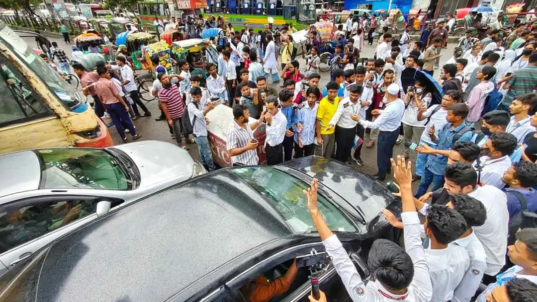 অবরোধে সায়েন্সল্যাবে স্থবির যান চলাচল, দুর্ভোগে সাধারণ মানুষ