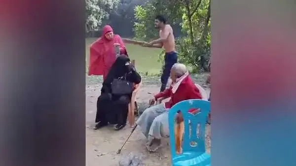 লক্ষ্মীপুরে দুই নারীকে প্রকাশ্যেই পেটালেন যুবলীগ নেতা, ভিডিও ভাইরাল