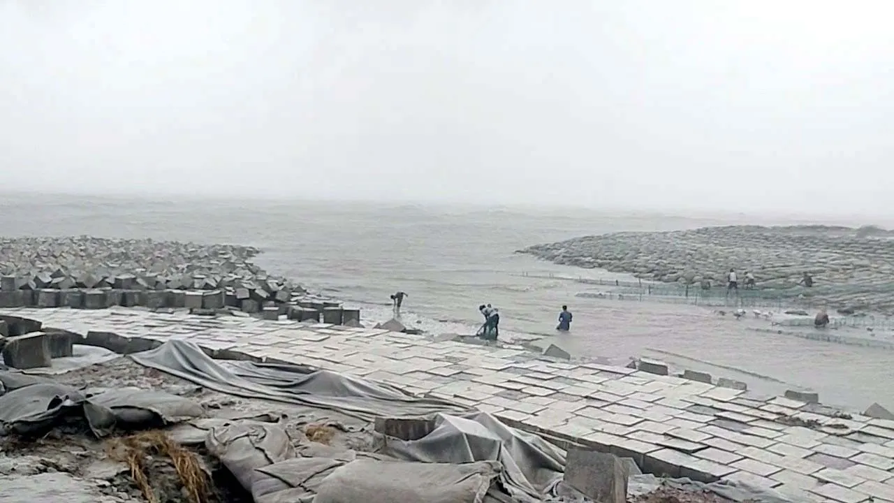 সুখের’ অপেক্ষায় মেঘনাপাড়ের বাসিন্দারা