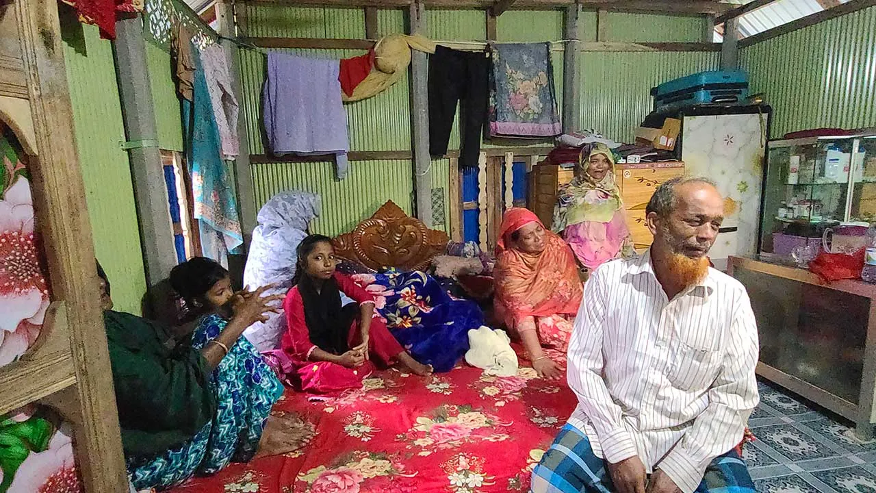 থামছে না স্বজনদের আহাজারি, চালককে গ্রেপ্তারের দাবি
