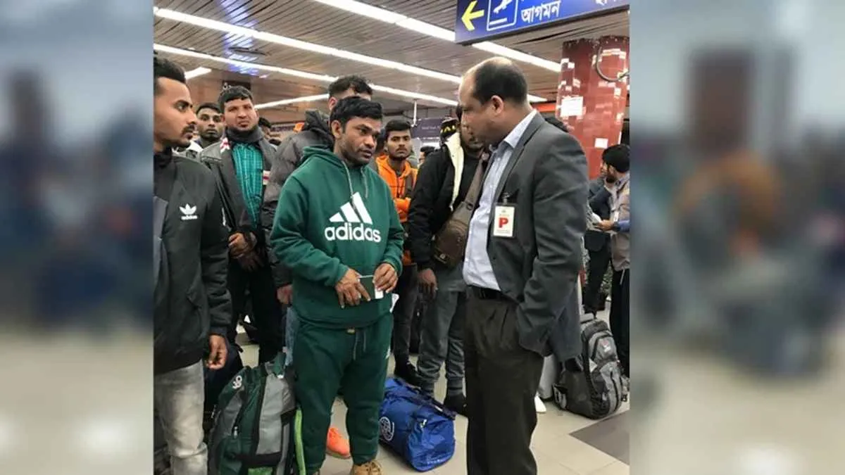 লিবিয়া থেকে দেশে ফিরলেন ১৪৪ বাংলাদেশি