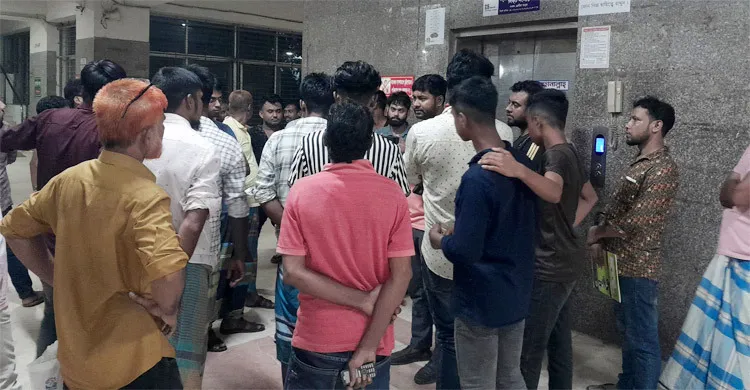 হাসপাতালের নষ্ট লিফটের দরজা খুলে নিচে পড়ে রোগীর স্বজনের মৃত্যু