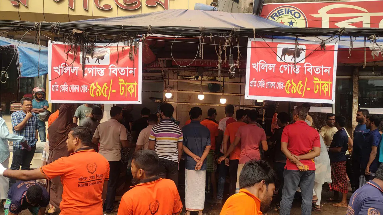 ৫৯৫ টাকায় গরুর মাংস কিনতে দীর্ঘ লাইন