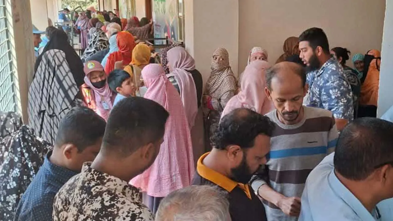 দুপুরের পর কেন্দ্রে কেন্দ্রে ভোটারের দীর্ঘ সারি