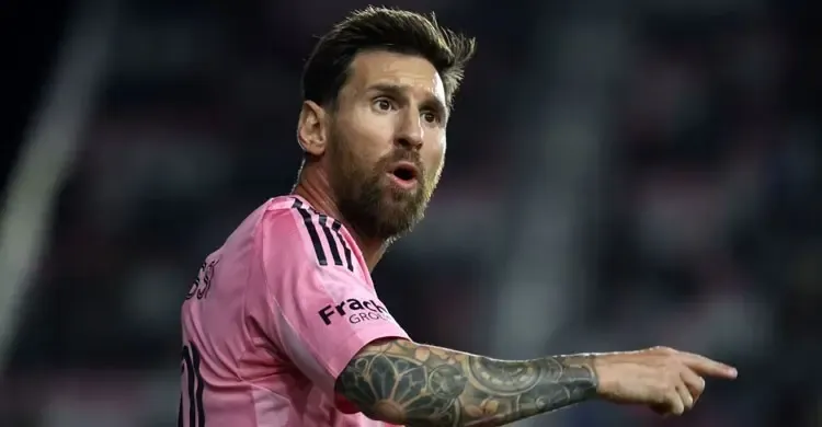 অনুশীলনে ফটোগ্রাফারের ক্যামেরা ভাঙলেন মেসি