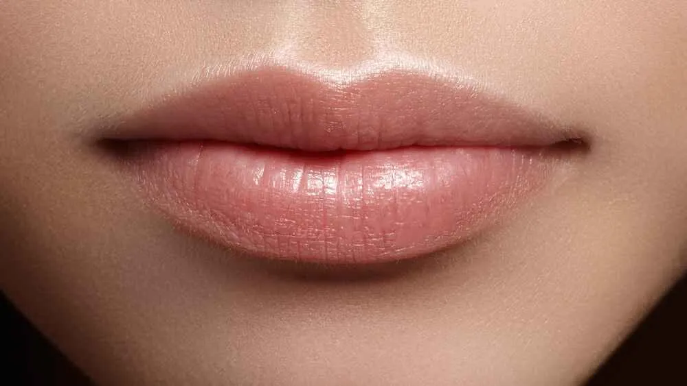 ঠোঁটের কালো দাগ দূর করার ঘরোয়া উপায়