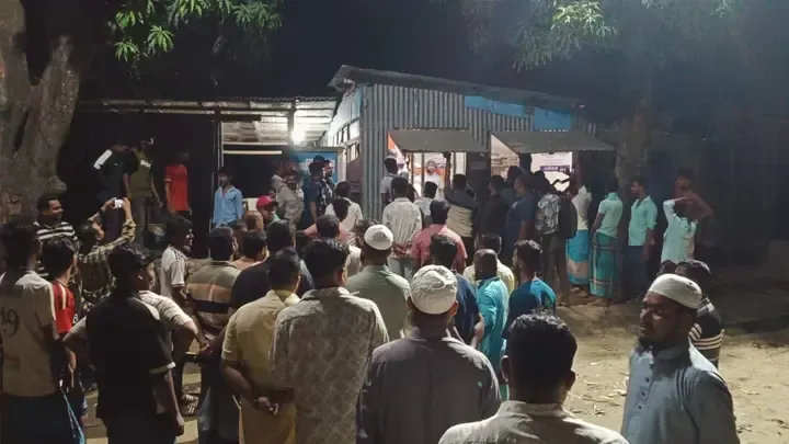 বালু ব্যবসায়ীদের অফিসে ছাত্রদলের হামলা-ভাঙচুর