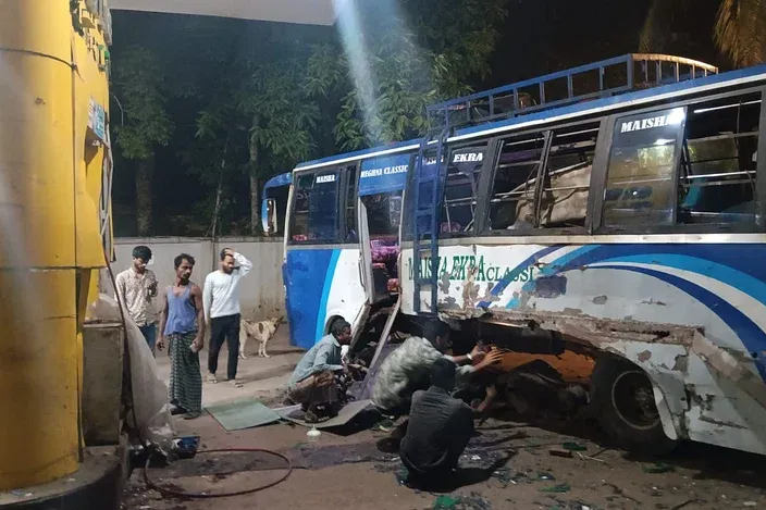 বাসে গ্যাস নেওয়ার সময় সিলিন্ডার বিস্ফোরণ, নিহত ৩