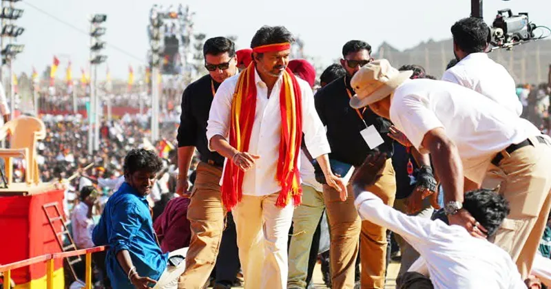 যেভাবে জনতার নায়ক হলেন থালাপতি বিজয়