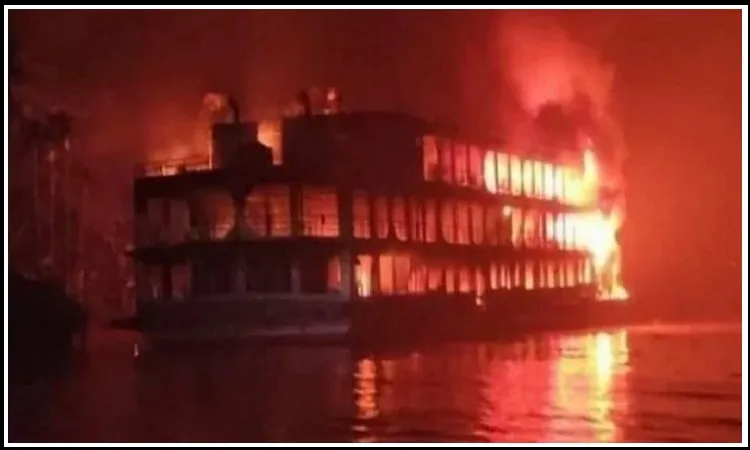 লঞ্চে অগ্নিকান্ড, নিখোঁজদের খোঁজে সুগন্ধায় স্বজনরা