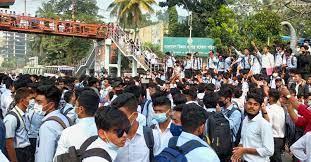 হাফ পাস চালুর দাবিতে সাইন্সল্যাবে সড়ক অবরোধ