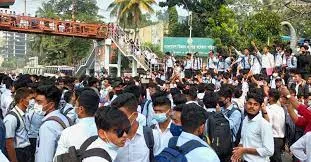 হাফ পাস চালুর দাবিতে সাইন্সল্যাবে সড়ক অবরোধ