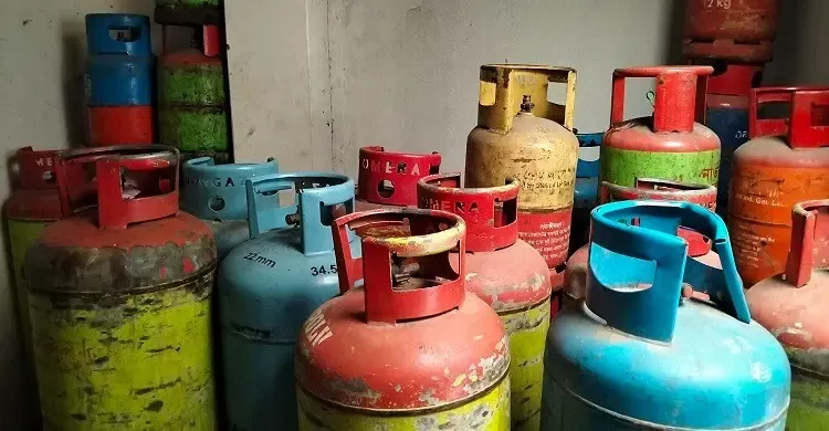 সরকারি দাম তোয়াক্কা না করেই ইচ্ছামতো চলছে সিলিন্ডার বিক্রি