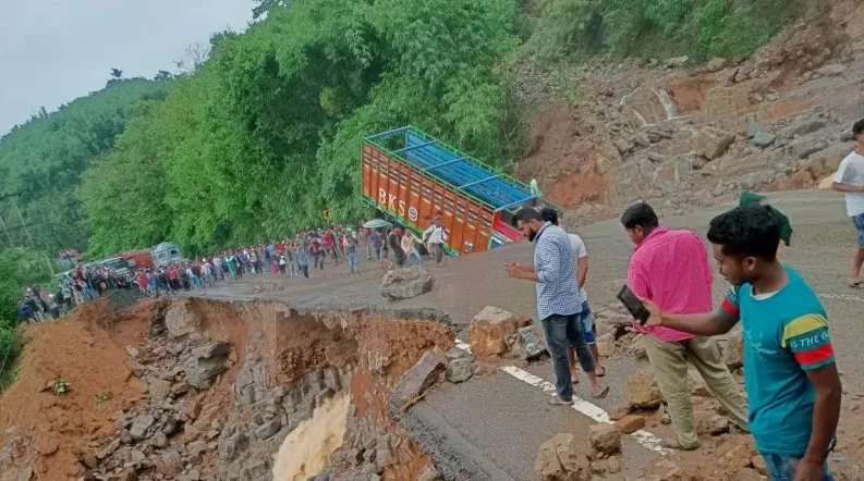 মণিপুরে ভূমিধসে নিহত বেড়ে ৪২