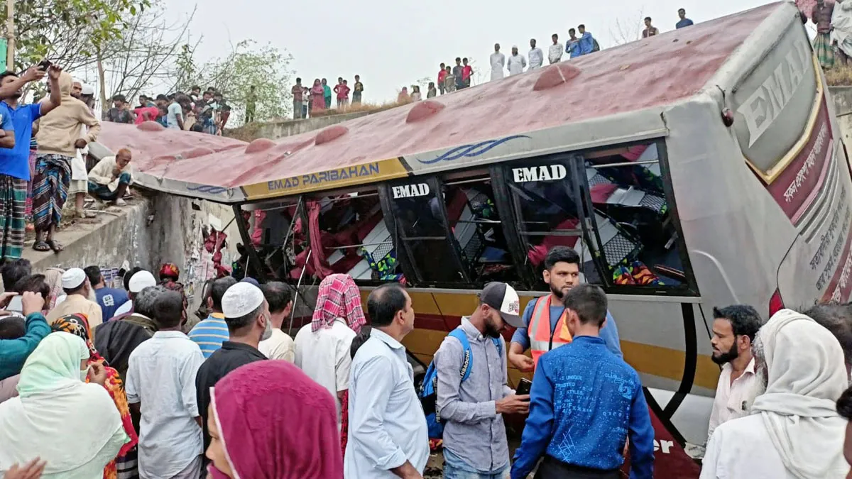 মাদারীপুরে বাস খাদে, নিহত ১৭