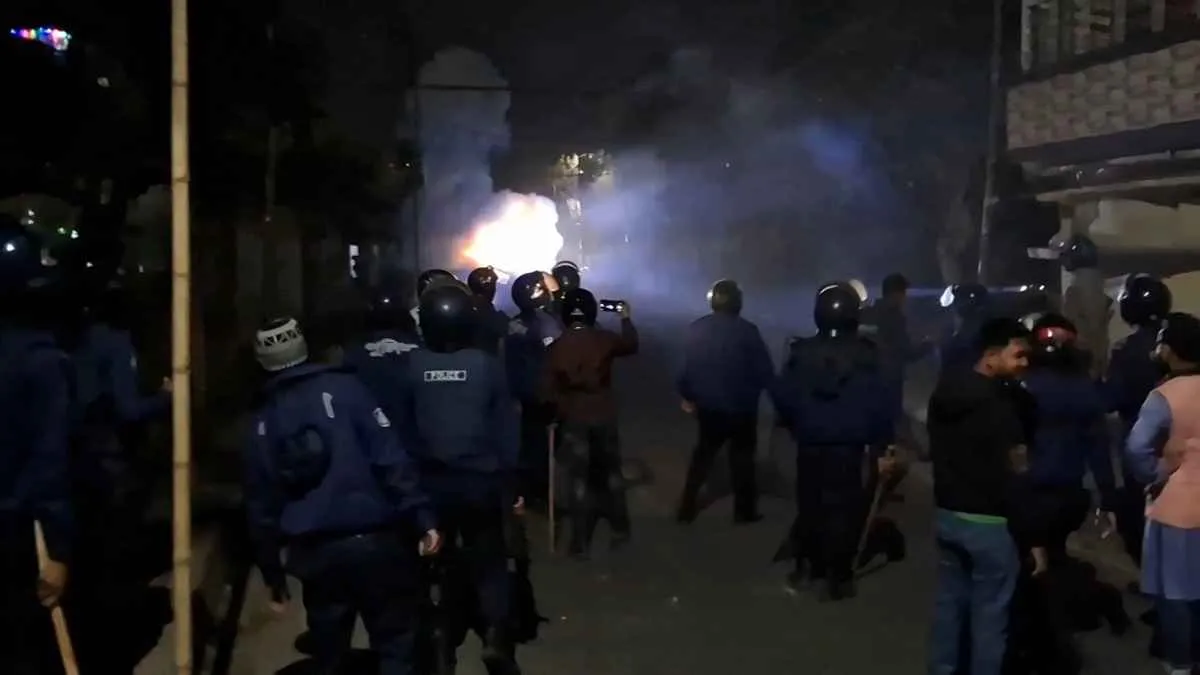 কিশোর গ্যাংয়ের দুপক্ষের সংঘর্ষে ৩০ ককটেল বিস্ফোরণ, হামলা-ভাঙচুর