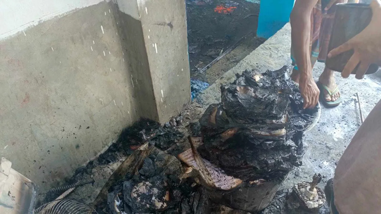 পুড়েছে ছুটিতে থাকা মাদ্রাসা শিক্ষার্থীদের বই-খাতা ট্রাঙ্ক
