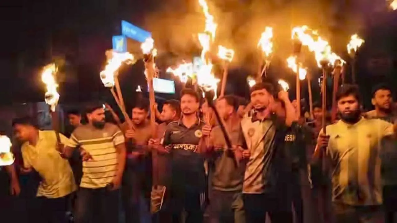 মাগুরায় ছাত্রদলের কমিটি বাতিলের দাবিতে মশাল মিছিল