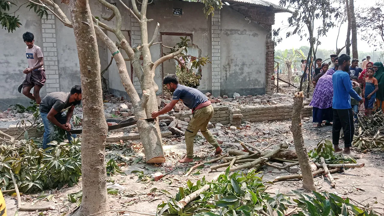 মাগুরায় ধর্ষকের বাড়ি গুড়িয়ে দিলো জনতা