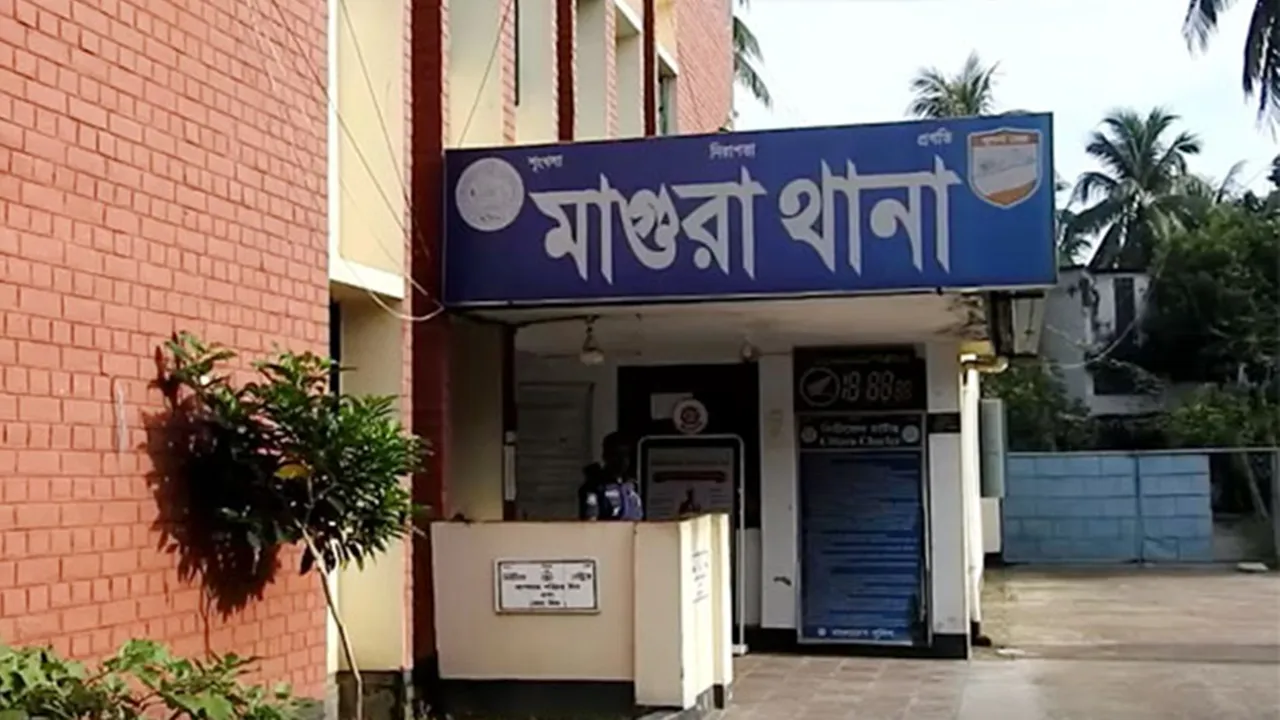 নিয়ন্ত্রণ হারিয়ে গাছের সঙ্গে মোটরসাইকেলের ধাক্কা, প্রাণ গেল দুই বন্ধুর