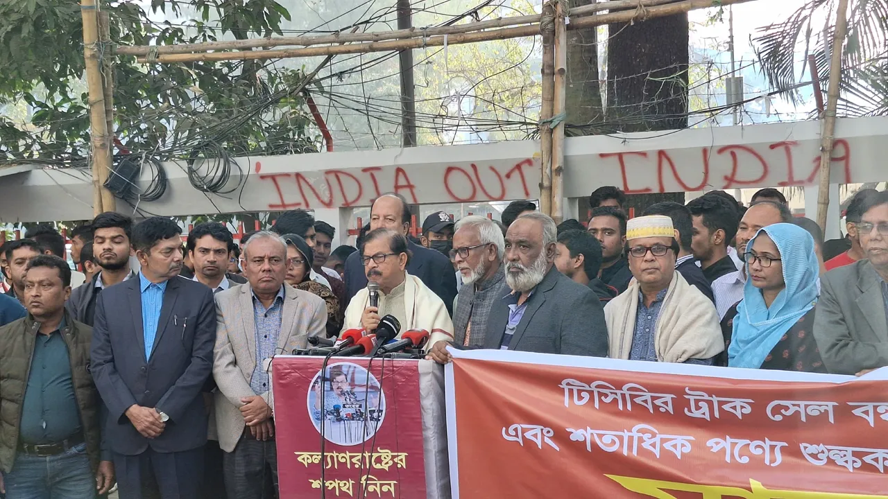 সরকার এতই যোগ্য যে, থানা থেকে ওসি পালিয়ে যায় কিন্তু টেরই পায় না’