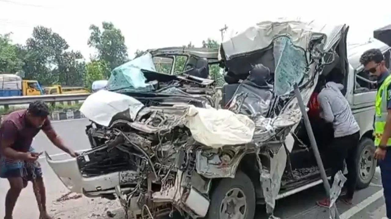 টাঙ্গাইলে ট্রাকের পেছনে মাইক্রোবাসের ধাক্কা, নিহত ৩