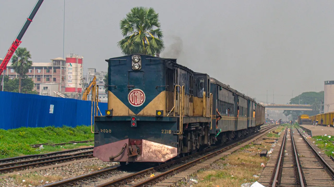মেইল-কমিউটার ট্রেন চলাচল শুরু