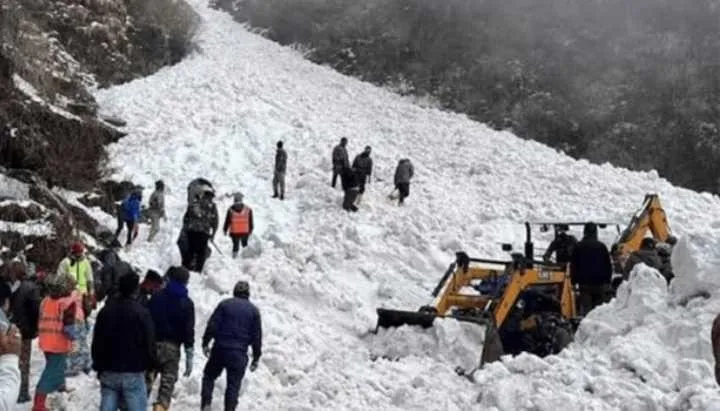 পাকিস্তানে তুষার ধসে নিহত ১১