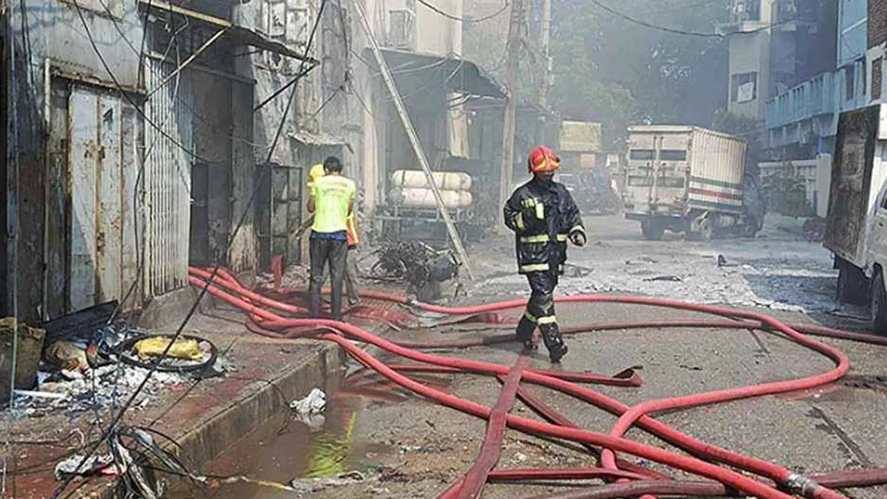 মিরপুরে অগ্নিকাণ্ডে ১৬ জনের মৃত্যু বিষাক্ত গ্যাসে হয়নি : ঢামেক পরিচালক