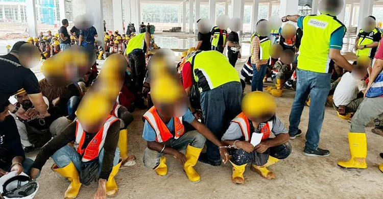 মালয়েশিয়ায় ১২ বাংলাদেশিসহ ৫৬ অভিবাসী কর্মী আটক