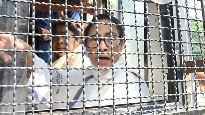 দিল্লি পুলিশের হাতে আটক মমতা বন্দ্যোপাধ্যায়