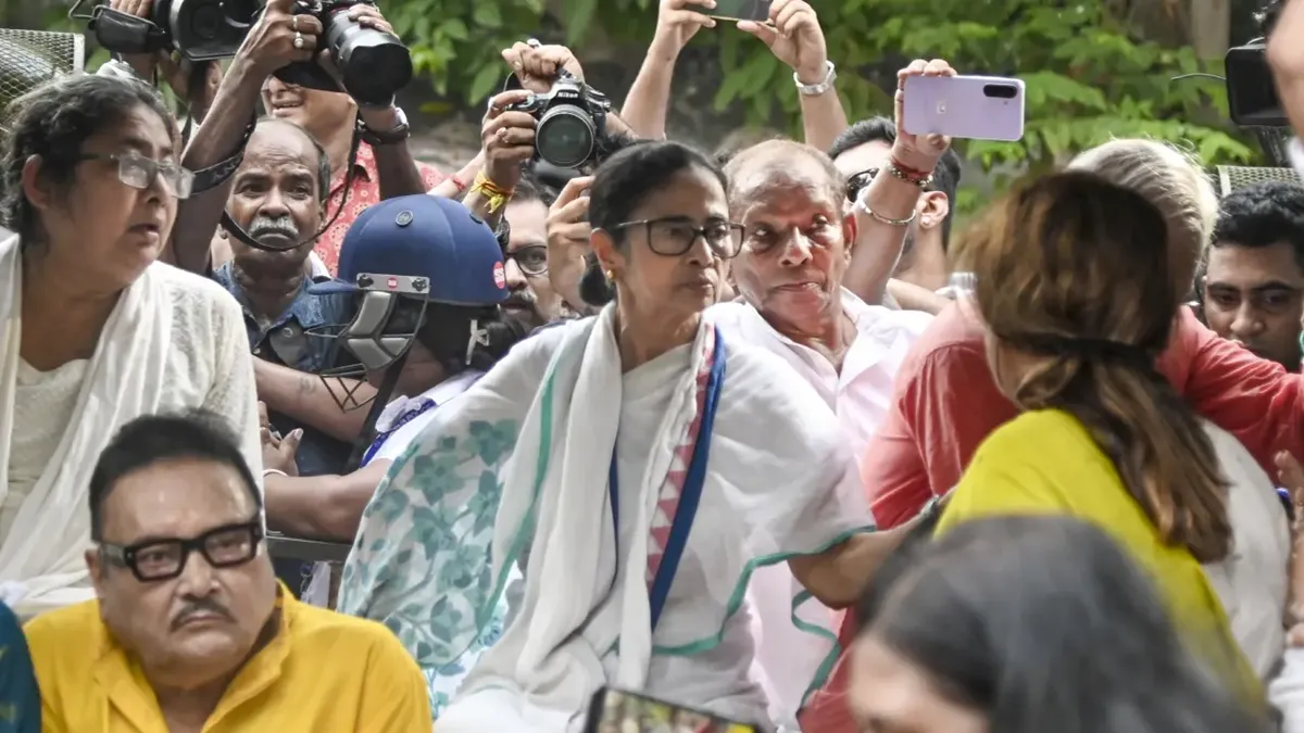 শুভেন্দু সরকারের বিরুদ্ধে প্রথমবার রাজপথে মমতা