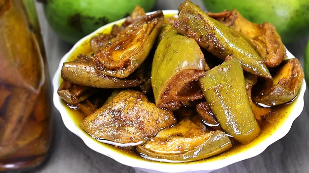 কাঁচা আমের খোসাসহ টক-ঝাল আচার তৈরির রেসিপি