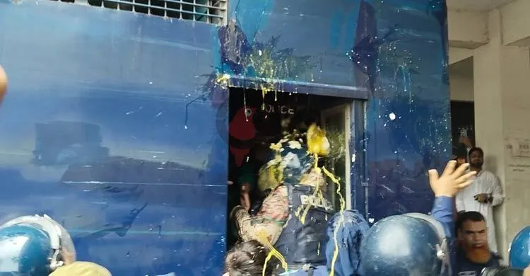 মানিকগঞ্জ আদালতে মমতাজকে ডিম নিক্ষেপ