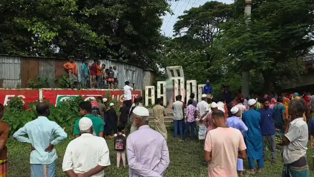 শহীদ মিনারে ঝুলছিল কিশোরের মরদেহ