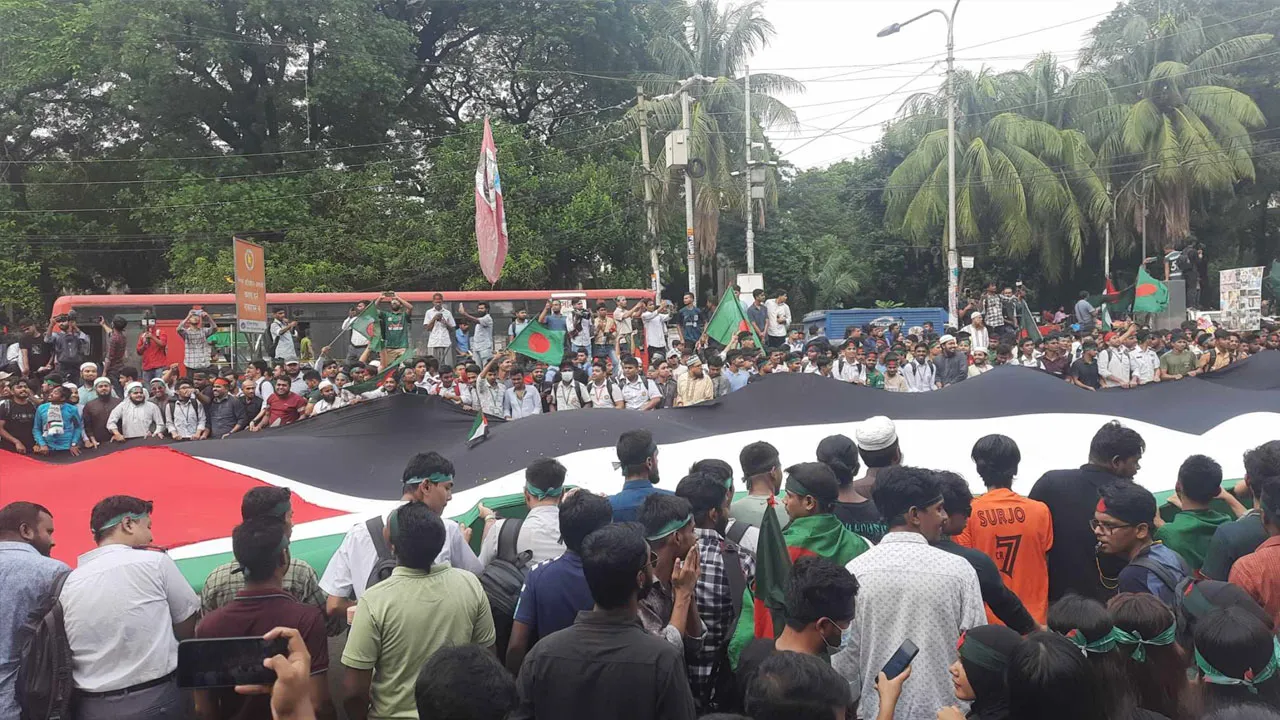 ছাত্র-জনতার ‘শহিদি মার্চ’ চলছে